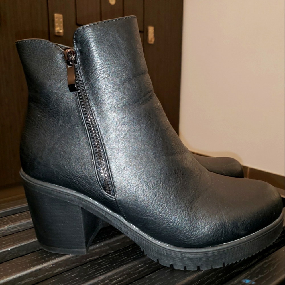 Pair of boots size 7 and half ,I just wore then once,good for skinny feet😊